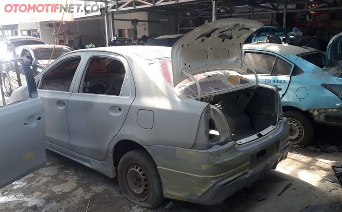 Proses restorasi modifikasi Toyota Etios Liva 