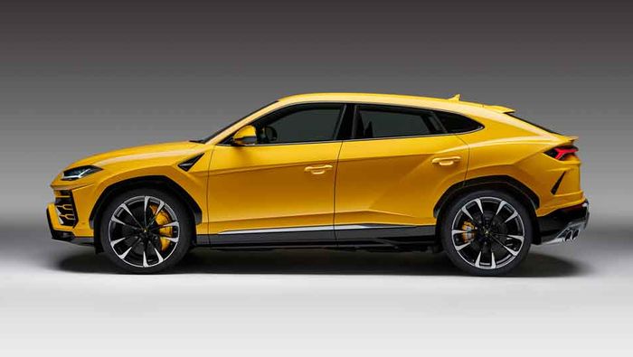 Lamborghini Urus tampak samping