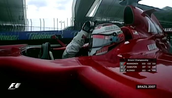 Kimi Raikkonen saat melintas garis finish di F1 Brasil 2007 yang mengukuhkan sebagai juara dunia