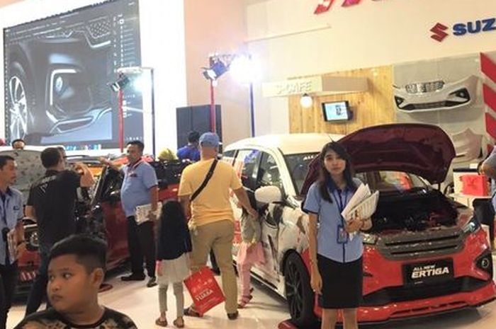 Suasana  Booth Suzuki di ajang GIIAS Surabaya