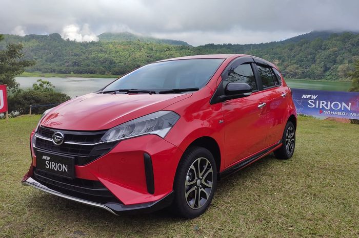 Daihatsu New Sirion berpose di Danau Linow terbentuk karena letusan gunung berapi sekitar 500.000 tahun lalu 