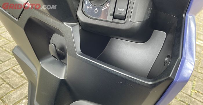 Konsol kanan Vario 125 Street tanpa tutup, jangan menyimpan barang di sana sambil jalan ya, barang-barang mudah terbang.