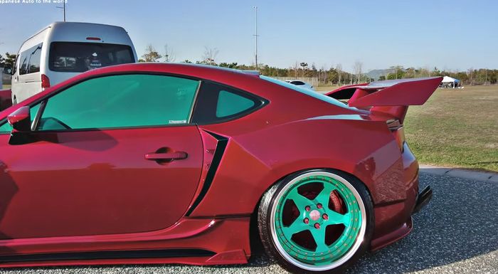 Toyota 86 nyentrik dengan desain pelek berbeda alias belang