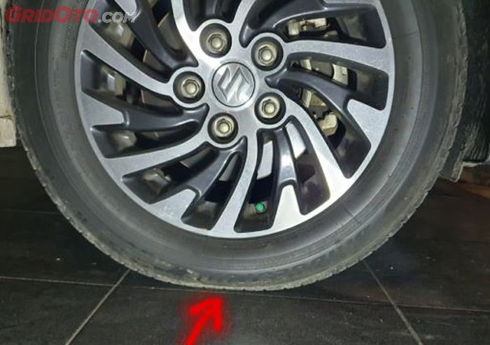 Permukaan ban yang terus menerus mendapat beban dan suhu dingin dalam waktu lama, akan mengalami flat spotting 