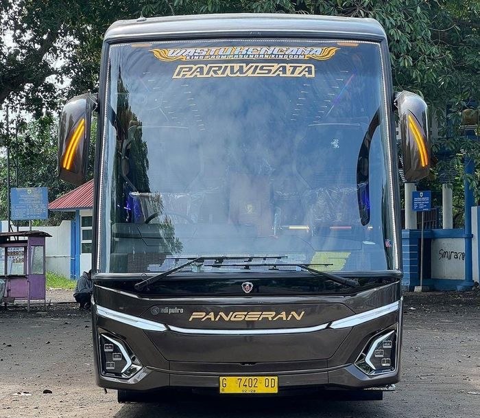Bus baru PO Pangeran menggunakan bodi Jetbus5 SHD Single Glass