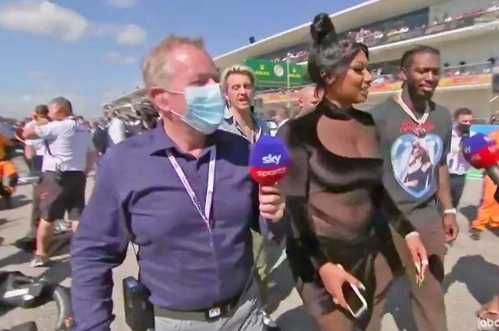 Martin Brundle saat menjalankan tugas dan coba mewawancarai Megan Thee Stallion di grid start F1 Amerika 2021