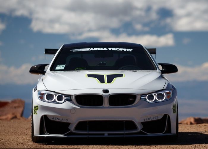 Tampilan depan modifikasi BMW M4 tampil agresif yang kental aura balap