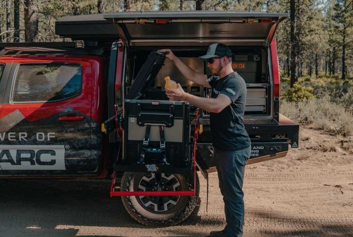 Ada cool box untuk menempatkan minuman dingin