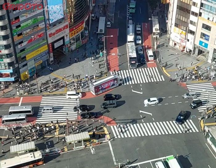 Ilustrasi lalu lintas Jepang dari ketinggian.