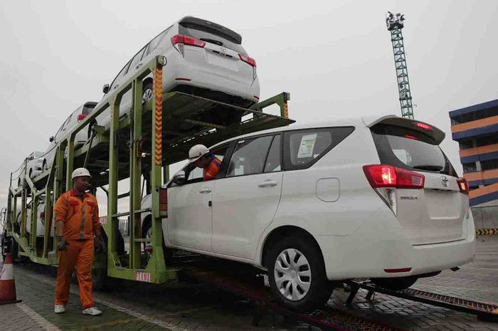 Ilustrasi ekspor mobil dari Indonesia