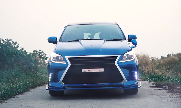 Tampilan depan modifikasi Toyota Kijang Innovaberkelir biru