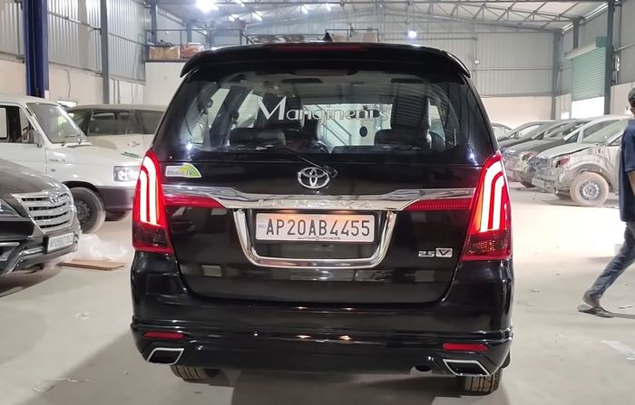 Tampilan belakang modifikasi Toyota Kijang Innova 2011 dibikin dinamis