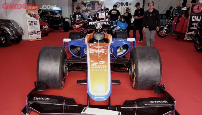 Replika mobil balap F1 Rio Haryanto di pameran UMKM Solo
