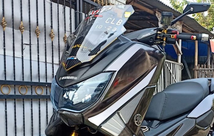 Tampang depan Yamaha NMAX kece dengan winshield VND, lampu AES dan master rem RCB S1