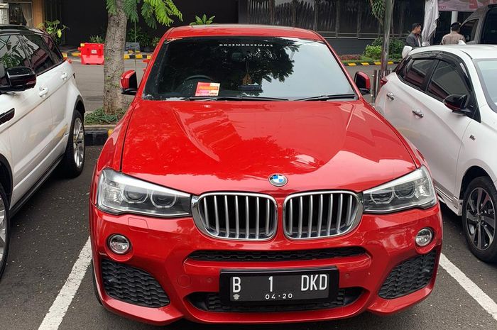 BMW X4 yang tunggak pajak Rp 15 juta di Gandaria, Jakarta Selatan