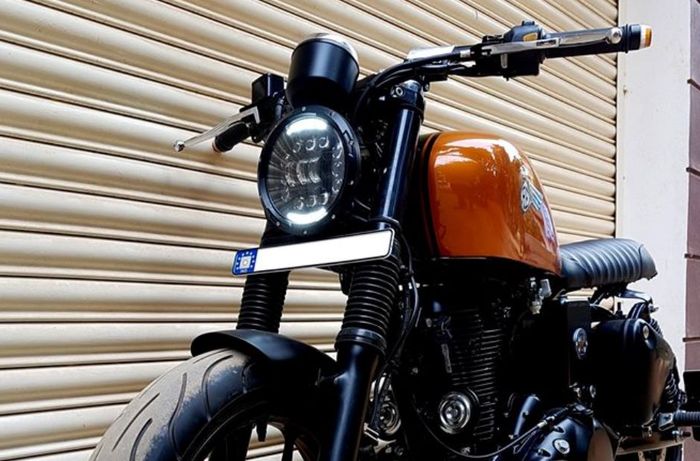 Royal Enfield Electra custom brat style dari Bulleteer Custom