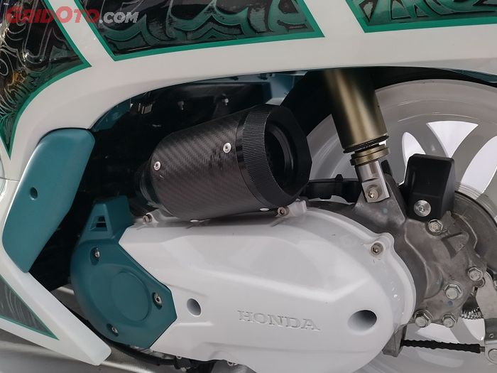 Open filter Honda Scoopy ini dari silencer knalpot, ada yang tau merek apa?