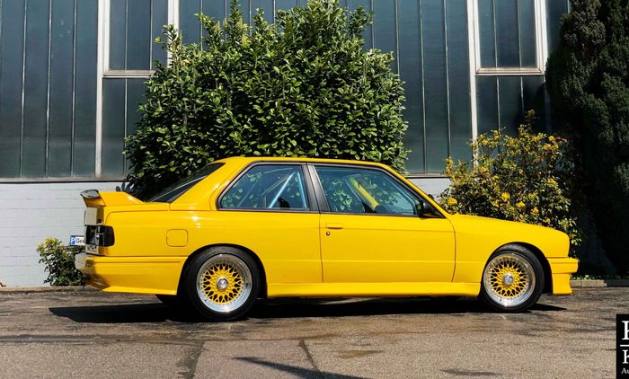BMW E30 M3 lama dipasang pelek kece dari BBS juga warna kuning