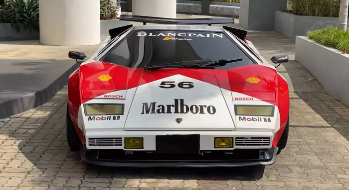 Tampilan depan Lamborghini Countach gado-gado berbasis mobil Hyundai