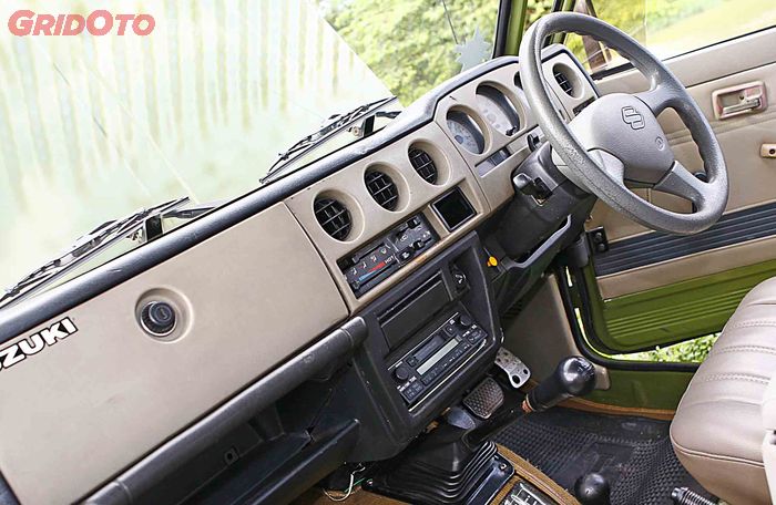 Dasbor kaleng Suzuki Jimny Sierra ditukar dengan dasbor copotan Jimny JA22. 