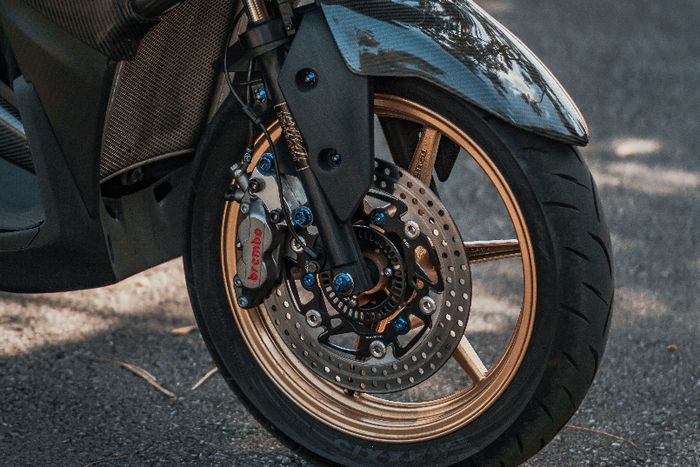 Pengereman depan Yamaha Aerox kece dengan kaliper rem Brembo 4P