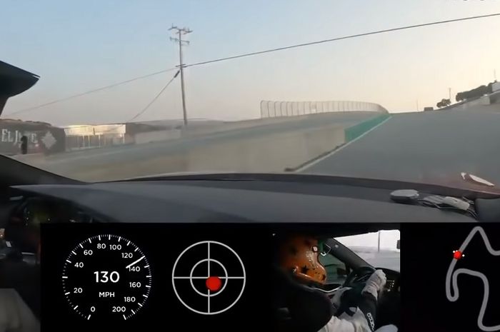 Tesla Model S Plaid diuji coba melahap Sirkuit Laguna Seca.