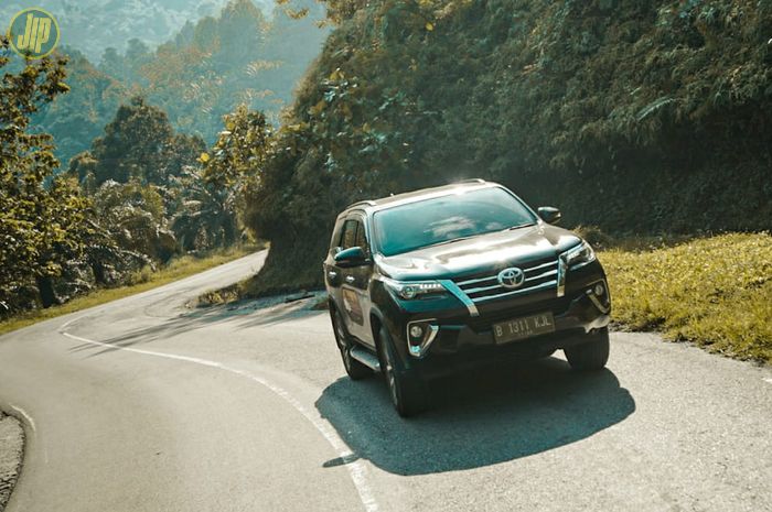 Ilustrasi Toyota Fortuner VRZ 2.4 4x2