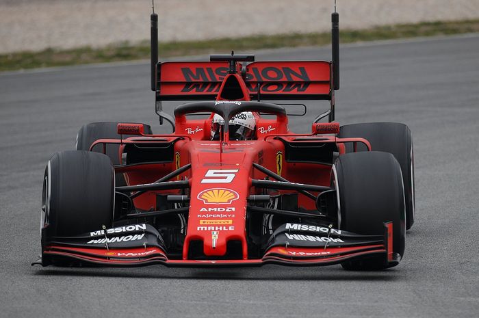 Ferrari SF90 saat menjalani tes pramusim F1 2019 di sirkuit Barcelona