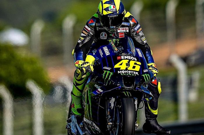 Valentino Rossi di atas Yamah YZR-M1.