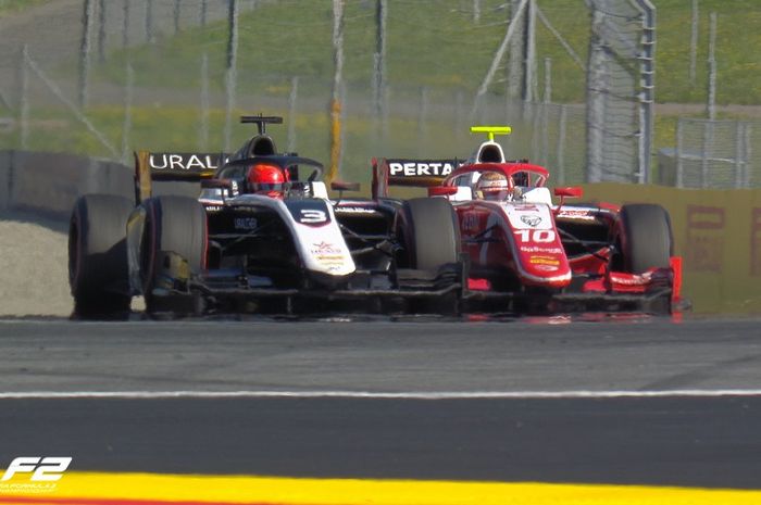 Sean Gelael (kanan) sempat memimpin race 1 F2 Austria