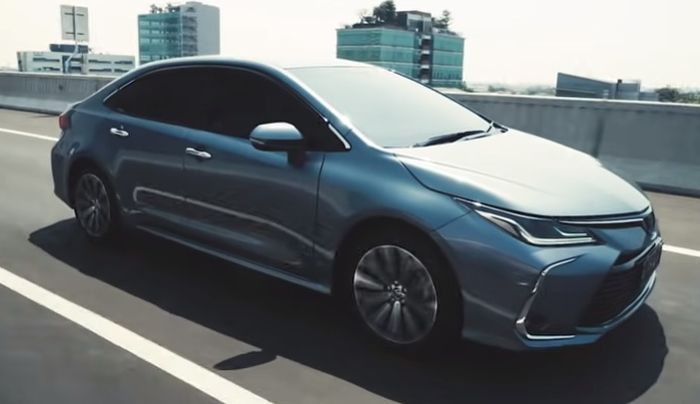 Ilustrasi mobil sedan Toyota Corolla Altis Hybrid