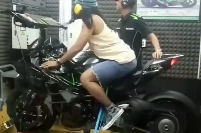 Maell Lee sedang melakukan dynotest di atas mesin Dynojet 250i