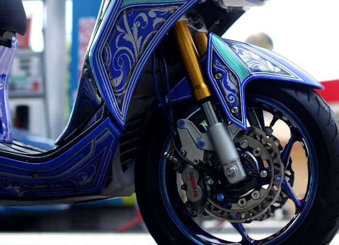 Sektor kaki-kaki Yamaha Lexi ini jadi andalan sob dengan USD Yamaha Xabre, pengereman double disk dan sok belakang monosok