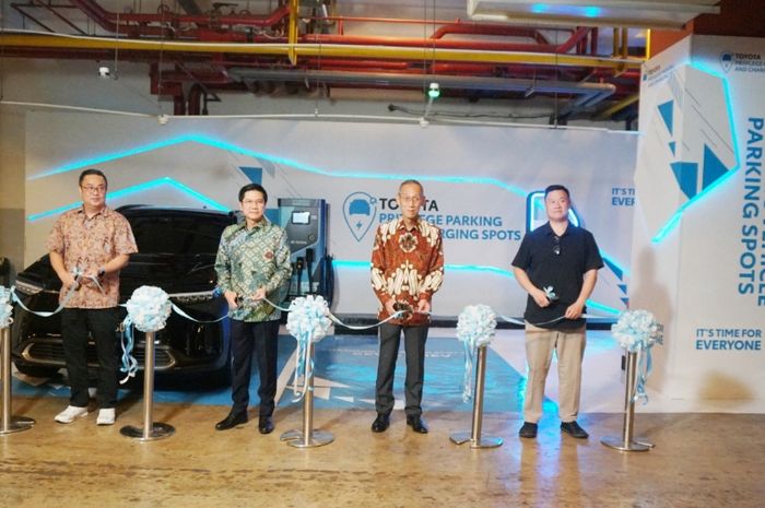 Toyota resmikan fasilitas Privilege Charging Spot dan Privilege Parking Spot di ASHTA Mal