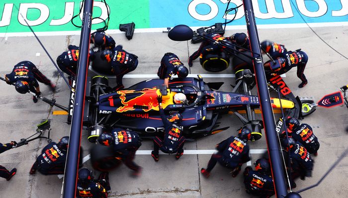 Tim Red Bull menerapkan strategi bagus mengenai pemakaian ban yang mengantar Max Verstappen juara balap F1 Hongaria 2022
