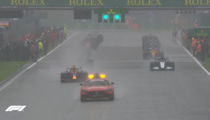 Pembalap sempat dipandu safety car menjelang start balap F1 Belgia 2021, tetapi akhirnya start dibatalkan