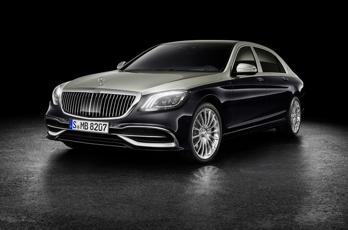 Mercedes-Maybach S 560; Exterieur: Zweifarblackierung Aragonitsilber/Anthrazitblau;Kraftstoffverbrauch kombiniert:  8,8 l/100 km, CO2-Emissionen kombiniert: 198 g/km*  Mercedes-Maybach S 560, exterior: aragonite silver/anthracite blue;fuel consumption combined: 8.8 l/100 km, combined CO2 emissions: 198 g/km*