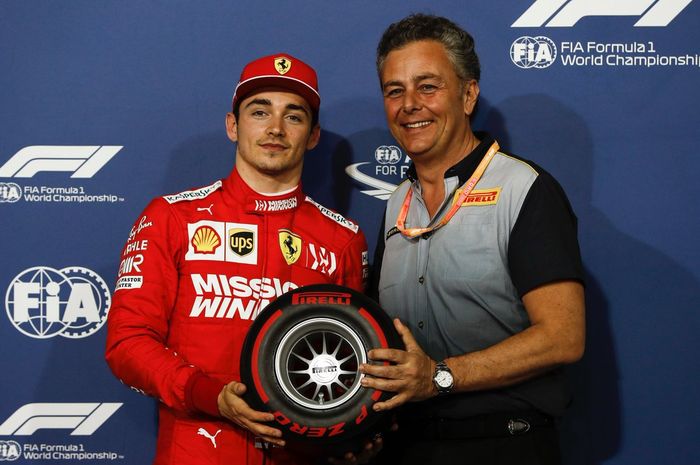 Charles Leclerc menerima trofi pole position dari Pirelli usai kualifikasi GP F1 Bahrain 2019