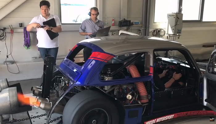 2 mesin Suzuki Hayabusa ditanamkan di bagian belakang Fiat 500