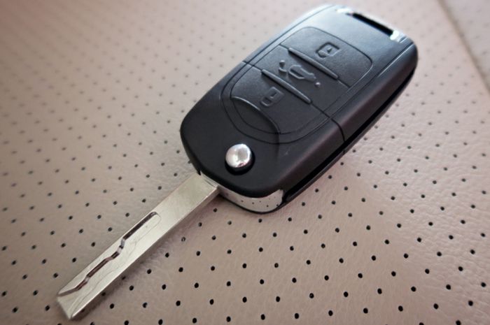Kunci mobil dengan immobilizer