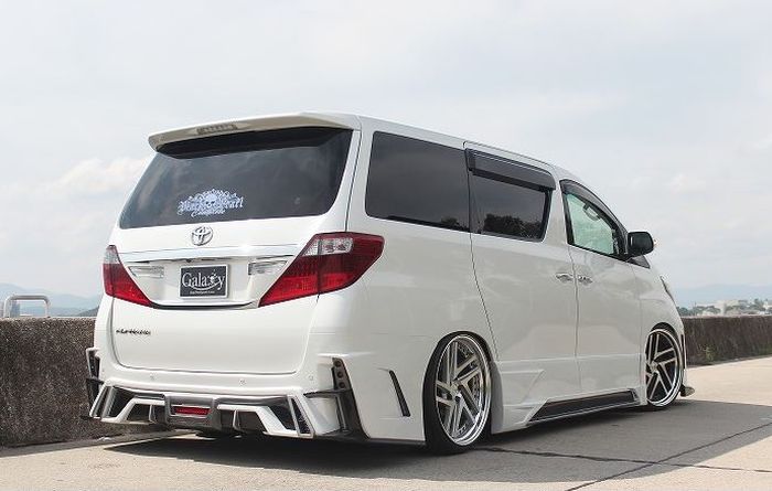 Tampilan belakang modifikasi Toyota Alphard lama dibikin beda dan agresif