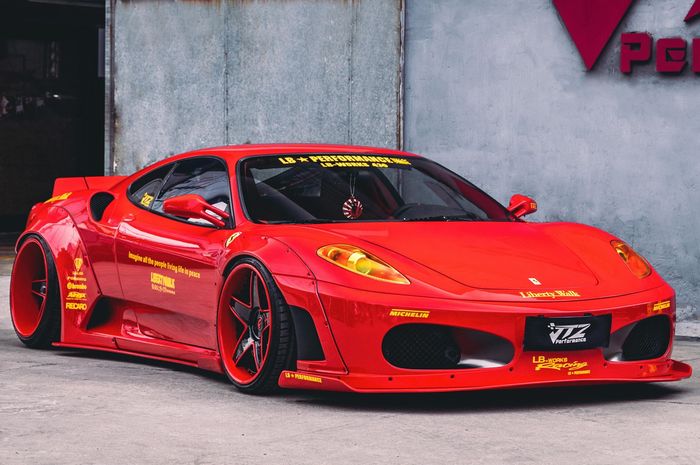 Ferrari F430 dengan wide body kit Liberty Walk