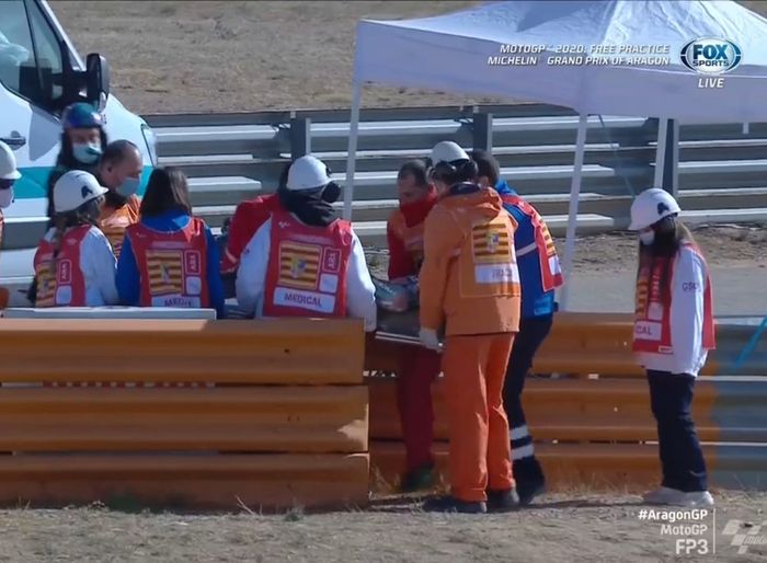 Fabio Quartararo pun harus ditandu oleh petugas medis setelah mengalami kecelakaan hebat di sesi FP3 MotoGP Aragon 2020