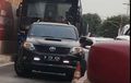Toyota Fortuner Terobos Jalur Busway, Panik Lihat Polisi Mundur Puluhan Meter
