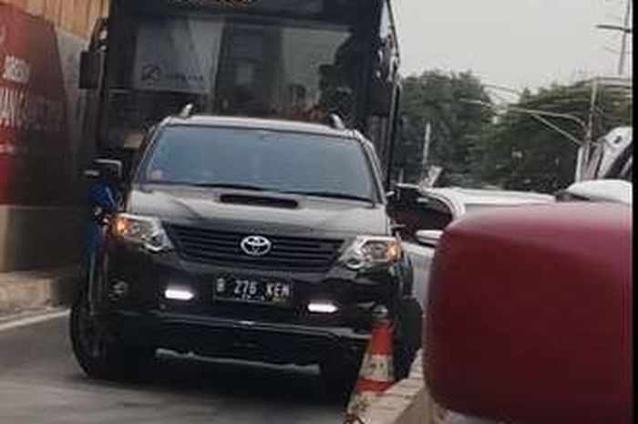 Toyota Fortuner terjebak di jalur TransJakarta