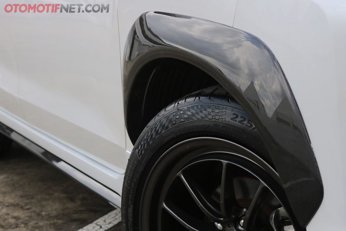 Over fender karbon bikin tampilan Xpander jadi beda dan lebih padat