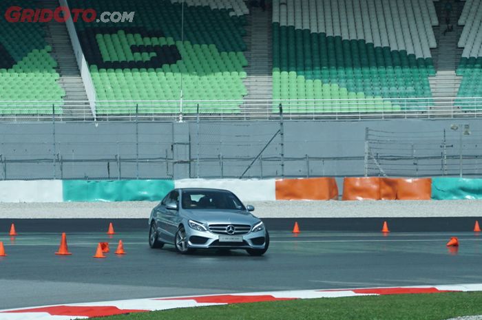 Mercedes-Benz Driving Experience di sirkuit Sepang Malaysia 