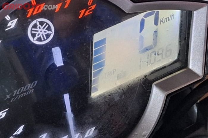 Embun pada speedometer motor 