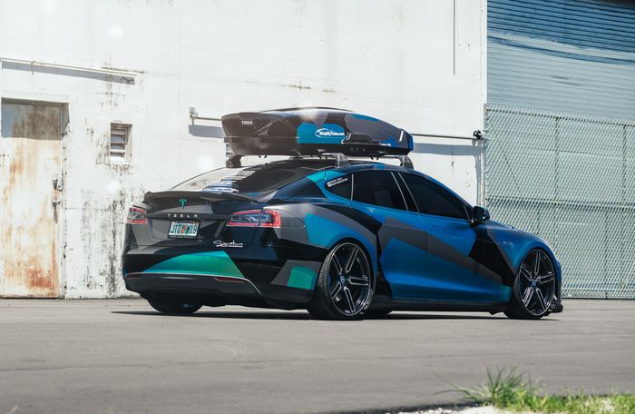 Tampilan belakang modifikasi Tesla Model S pakai roof box