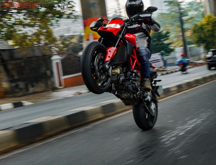 Ducati Hypermotard cukup mudah dibuat wheelie karena bobotnya yang ringan dan tenaga mesin yang besar